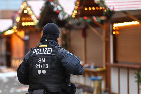 Ein Polizist am Tatort in Magdeburg