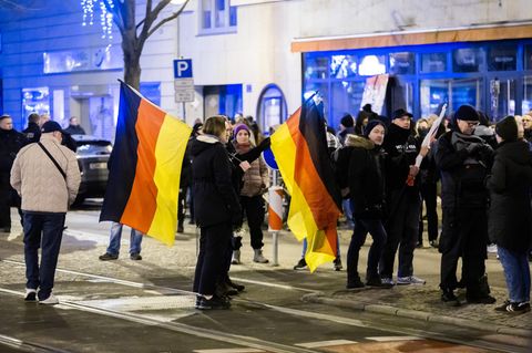 Nach dem Anschlag auf den Weihnachtsmarkt in Magdeburg ziehen Rechte durch die Stadt.