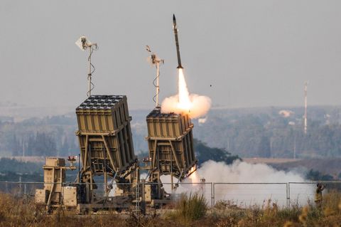 Israels Raketenabwehrsystem Iron Dome feuert eine Abfangrakete ab