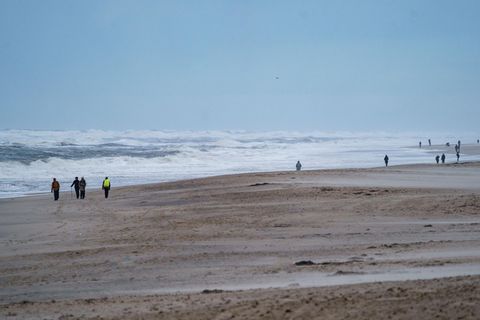 Spaziergänger gehen am Strand von Westerland auf der Nordseeinsel Sylt entlang