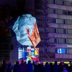 Das Karl Marx Monument in Chemnitz erstrahlt in bunten Farben bei einem Lichterfest