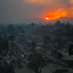 Kein Kriegsgebiet, sondern: Los Angeles. Seit Dienstag tobt ein Feuersturm über die Metropole. Während sich anderswo die Flammen noch ausbreiten, liegt der östliche Vorort Altadena bereits in Schutt und Asche