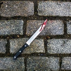 Streit um Parklücke endet tödlich / Ein blutverschmiertes Messer liegt auf Kopfsteinpflaster / Symbolfoto