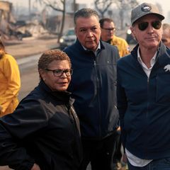 Karen Bass, Bürgermeisterin von Los Angeles, zusammen mit dem Gouverneur Gavin Newsom