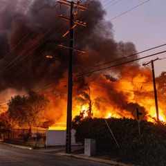 Flammen schlagen aus einem Grundstück in Los Angeles