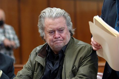 Steve Bannon im Gerichtsaal des Obersten Gerichtes in Manhattan 2022