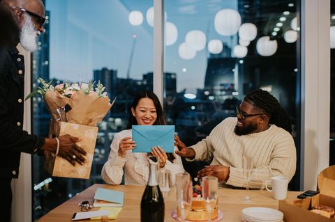 Architekten überreichen sich Geschenke