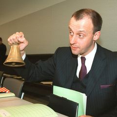 Friedrich Merz als Fraktionschef mit Glocke