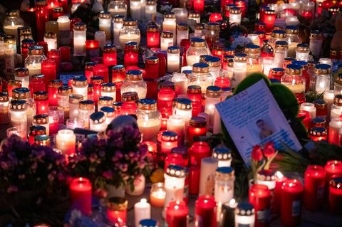 Stilles Gedenken in Aschaffenburg: Zahlreiche Kerzen leuchten im Park Schöntal