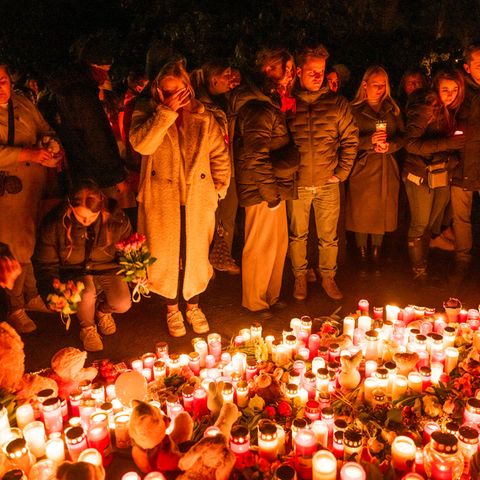 Nach der Tat von Aschaffenburg  trauern Menschen