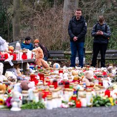 Menschen in Aschaffenburg gedenken des Messerattentats im Park