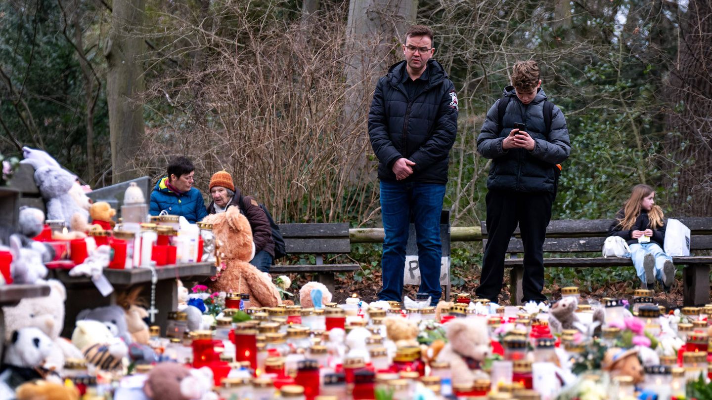 Menschen in Aschaffenburg gedenken des Messerattentats im Park