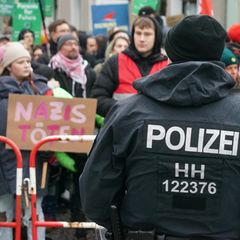 Schon Stunden vor Beginn der Veranstaltung zum AfD-Wahlkampfauftakt hatten sich Hunderte Demonstranten versammelt