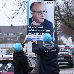 Mitarbeiter der Jungen Union hängen Wahlplakate auf