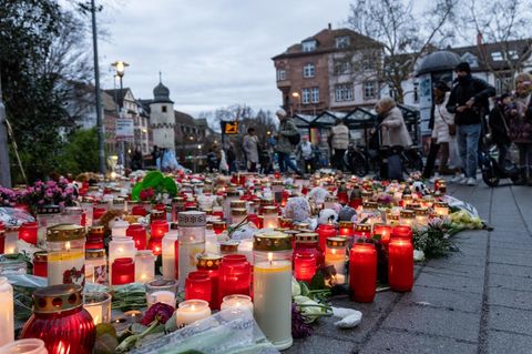 Aschaffenburg: Im Schöntalpark legen Menschen Kerzen und Blumen zum Gedenken ab