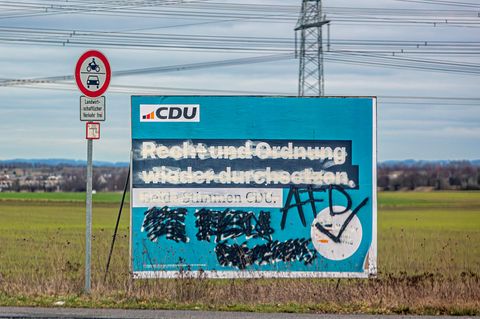 Ein mit AFD Slogans beschmiertes CDU Wahlplakat