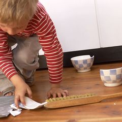 Wenn Kinder für Scherben sorgen, haften die Eltern häufig nicht. Dennoch kann es sinnvoll sein, solche Schäden mitzuversichern.