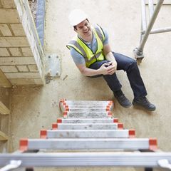 Ein falscher Tritt auf der Leiter: Die Berufsunfähigkeitsversicherung wird oft unterschätzt.