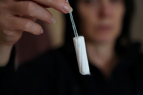 Mädchen hält Tampon hoch