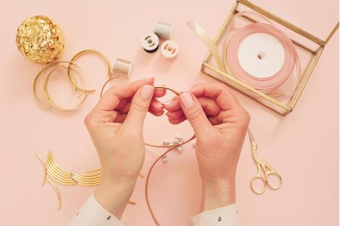 Armband knoten: Mit dem richtigen Material und einer Anleitung lässt sich Schmuck leicht selber machen