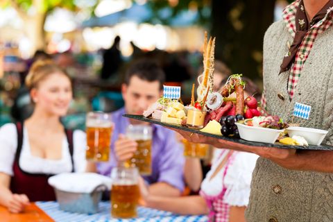 Für das Oktoberfest gibt es blau-weiße Deko