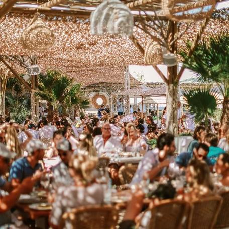 Overview of charter guests enjoying the ambiance of Shellona Beach Club, St Tropez