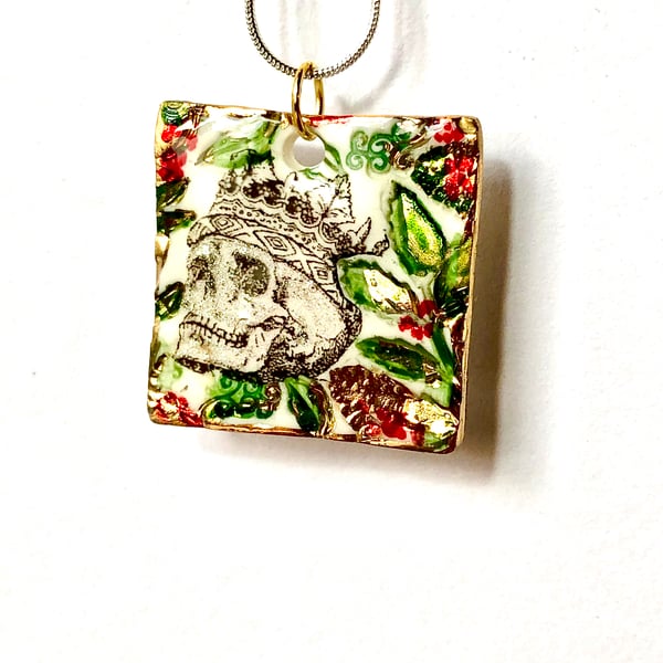 Beautiful skull pendant, hand painted, porcelain resin, gold. It 