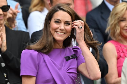 Kate Middleton anunció el pasado 24 de marzo que tiene cáncer y desde entonces ha reducido sus apariciones públicas. Pero no se ha querido perder una de sus citas deportivas favoritas, el torneo de Wimbledon. El año pasado la princesa de Gales jugó en esas mismas pistas al tenis con Roger Federer, y en esta ocasión ha acudido para entregar el trofeo al vencedor de la final masculina, en la que han competido Carlos Alcaraz y Novak Djokovic. Middleton ha lucido un vestido morado de manga corta y con detalle de nudo en el pecho de la firma londinense Safiyaa, fundada en 2011 por Daniela Karnuts. Se trata de una versión del modelo Cecilia de la marca, que se puede adquirir en su web por 1.620 euros. Como complementos, ha llevado un broche en forma de pajarita con el que ya ha acudido en varias ocasiones al torneo y un bolso de  L. K. Bennett.