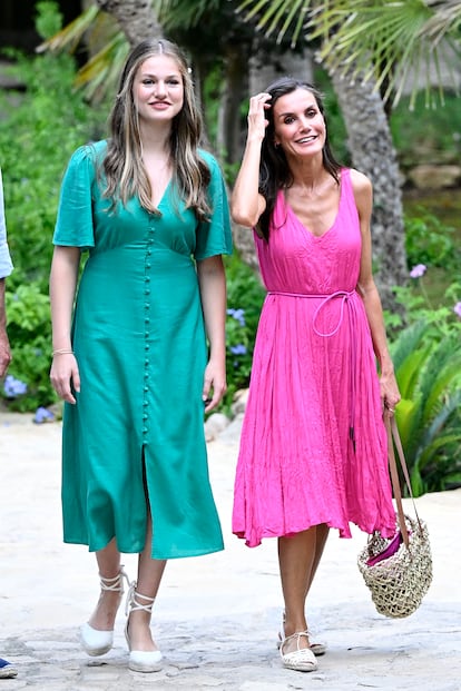 Letizia y Leonor. En ocasiones se comenta que la princesa de Asturias ha heredado el estilo de su madre. Desde luego que comparte con la reina la elección del zapato de verano, unas alpargatas.
