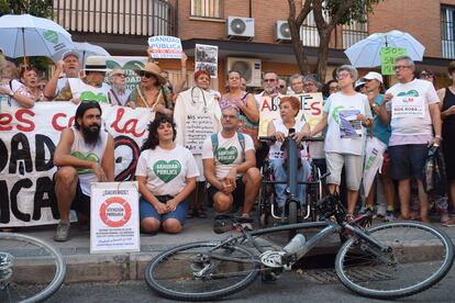 Los cuatro defensores de la sanidad pública que fueron en bicicleta a Suiza, junto a sus vecinos frente al Centro de Salud de Abrantes, este martes.