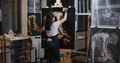 Un momento del proceso de restauración de 'David vencedor de Goliat', de Caravaggio, a manos de Almudena Sánchez.