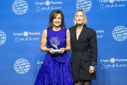 La ganadora del Premio Planeta, Paloma Sánchez-Garnica, a la izquierda, durante la gala de entrega del premio, junto a la finalista, Beatriz Serrano.