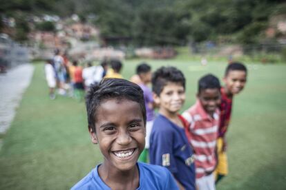 Varios niños descansan durante un entrenamiento en una de las canchas municipales que gestiona Pasión Petare. Más de 3.000 jóvenes, de categorías entre sub 6, hasta la sub 20, son beneficiados deportiva y socialmente de este proyecto creado hace 10 años.