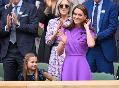 La princesa Charlotte, de nueve años, ha acudido al evento deportivo con su madre. Ha lucido un vestido de lunares azul marino, que recordaba a los modelos que ha lucido su madre en otras ocasiones en esta cita. El broche con forma de pajarita morado y verde de Middleton es uno de sus complementos recurrentes en esta competición: se trata de un broche que solo pueden llevar los miembros del All England Lawn Tennis and Croquet Club y ella lo comenzó a lucir en 2017 (desde un año antes es miembro del patronato). El morado y el verde son los colores oficiales de Wimbledon, y con su estilismo de este domingo la princesa ha querido rendir homenaje a este encuentro deportivo tan especial para ella.