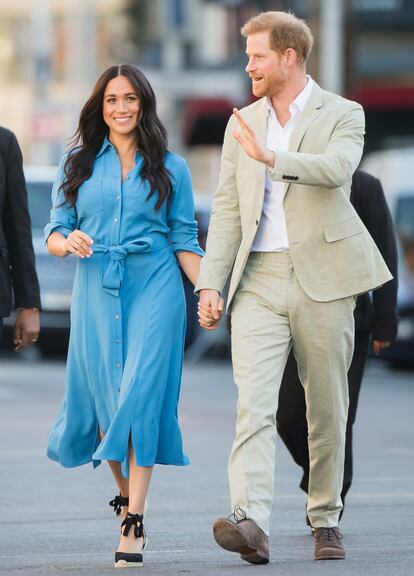 Meghan Markle. Vestido camisero y alpargatas de cuña, un atuendo tan sencillo como funcional para vestir arreglada sin parecer demasiado formal. 
