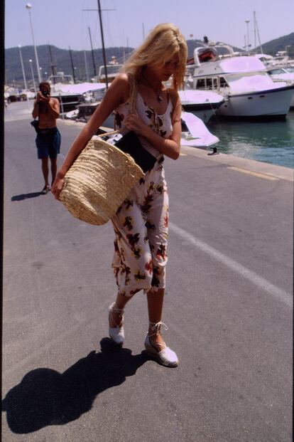 Claudia Schiffer.
Las fotos de la modelo alemana veraneando en Mallorca en los años 90 evocan todo el brillo de aquellos años: con vestidos ligeros, capazos de mimbre y alpargatas a los pies, Claudia Schiffer puso en el mapa internacional las playas de la isla balear.