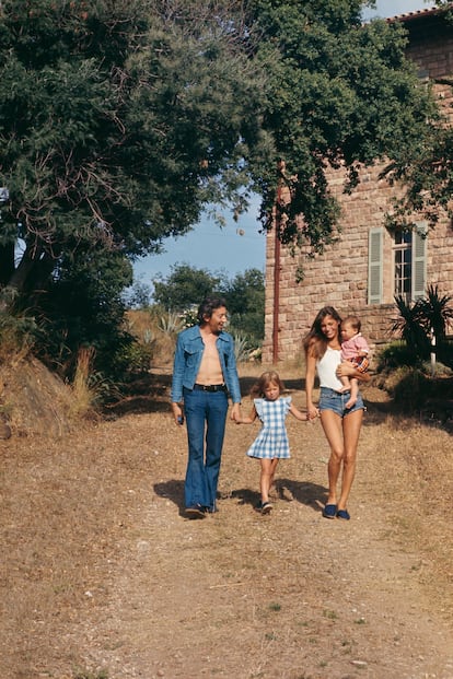 Jane Birkin. Las fotos de verano de la mujer que fue capaz de poner de moda una cesta de mimbre como bolso (y que después bautizó el más famosos de todos los Hermès), Jane Birkin, son toda una postal. Aquí le vemos junto a Serge Gainsbourg y sus hijas Kate Barry y Charlotte Ginsbourg, alpargatas a los pies, en 1972 en Saint Tropez.
