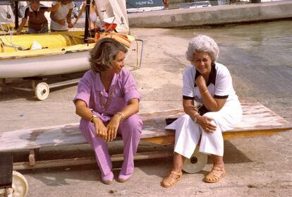 Doña Sofía
Una de esas imágenes que quedaron para la historia antes de que los posados en Marivent se convirtieran en un género fotográfico propio de la familia real. La reina emérita, en uno de sus veranos mallorquines, junto a su madre, Federica de Grecia, combinando alpargatas y look en tono rosa.
