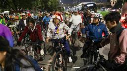 Así transcurre la ciclovía nocturna por la calle 26 hacia el oriente