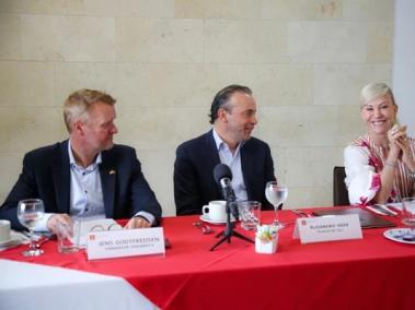 Gobernadora del Valle, Dilian Francisca Toro, con el alcalde Alejandro Eder y el embajador de Dinamarca, Jens Godtfredsen.