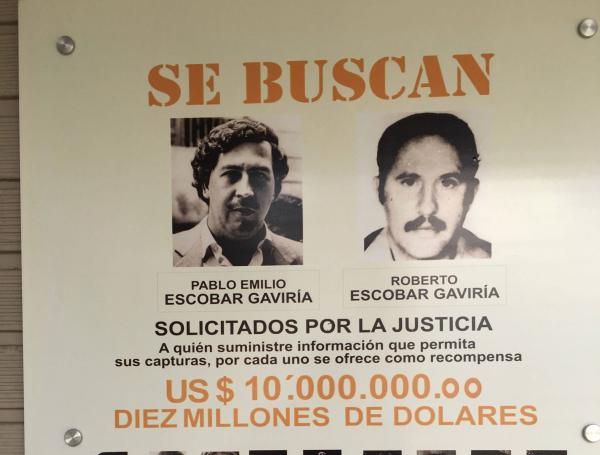 Este era el cartel de recompensas que las autoridades ofrecían por Pablo escobar y sus sicarios.