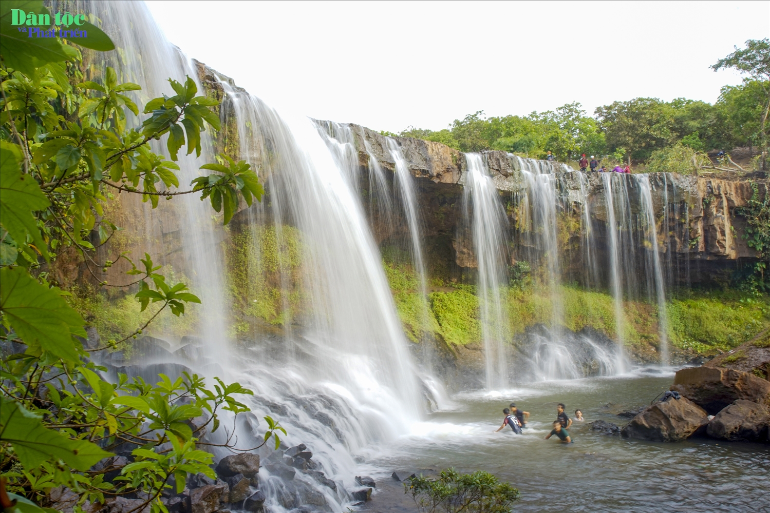 Tuy còn hoang sơ nhưng thác Mơ mang vẻ đẹp hiền hòa và yên bình, là điểm đến lý tưởng cho những ai yêu thích khám phá, thưởng ngoạn