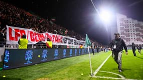 Des balles de tennis ont été lancées par les supporters lors de Red Star-Troyes, le 8 novembre 2024.