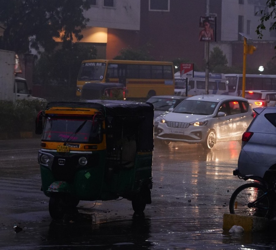 जयपुर में दिन में अंधेरा होने के कारण रास्ते पर चल रही गाड़ियों को हेडलाइट जलानी पड़ी।