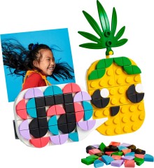 <h1>Pineapple Photo Holder and Mini Board</h1><div class='tags floatleft'><a href='/sets/30560-1/Pineapple-Photo-Holder-and-Mini-Board'>30560-1</a> <a href='/sets/theme-Dots'>Dots</a> <a class='subtheme' href='/sets/subtheme-Promotional'>Promotional</a> <a class='year' href='/sets/theme-Dots/year-2022'>2022</a> </div><div class='floatright'>©2022 LEGO Group</div>