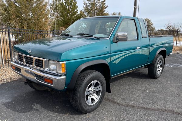 1997 Nissan Hardbody 4×4 XE King Cab 5-Speed