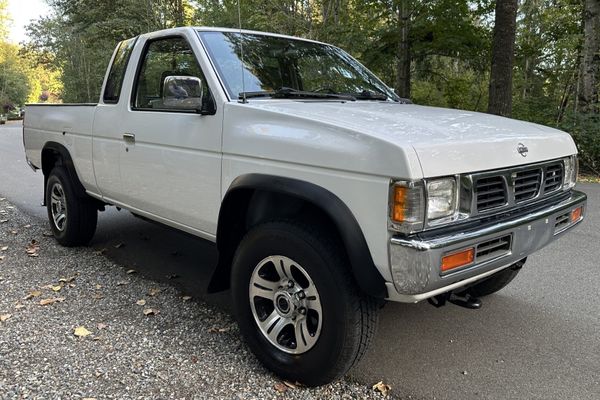 1997 Nissan Hardbody Pickup XE King Cab 4×4 5-Speed