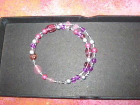 Pretty Bracelts to wrap around your arms!!! .  Free tutorial with pictures on how to make a memory wire bracelet in under 20 minutes by jewelrymaking with beads and memory wire. How To posted by Twinkle_Toes. Difficulty: Simple. Cost: 3/5. Steps: 3