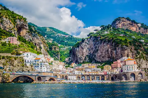 Blick auf die Küstenstadt Sorrento in Italien