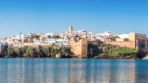 Historische Altstadt auf einer Klippe am Meer mit Festungsmauern, Rabat, Marokko